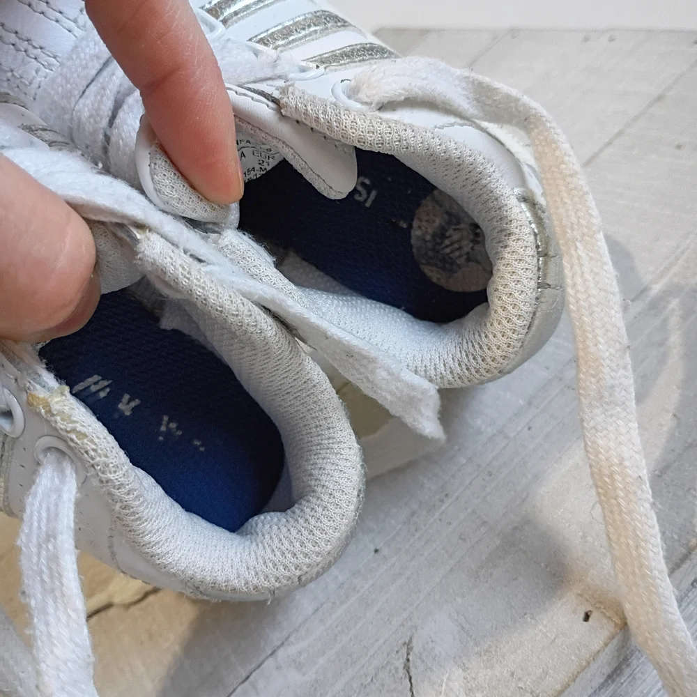 K-Swiss Kids' Size 5C Sneakers in White and Silver Has Wear See Photos